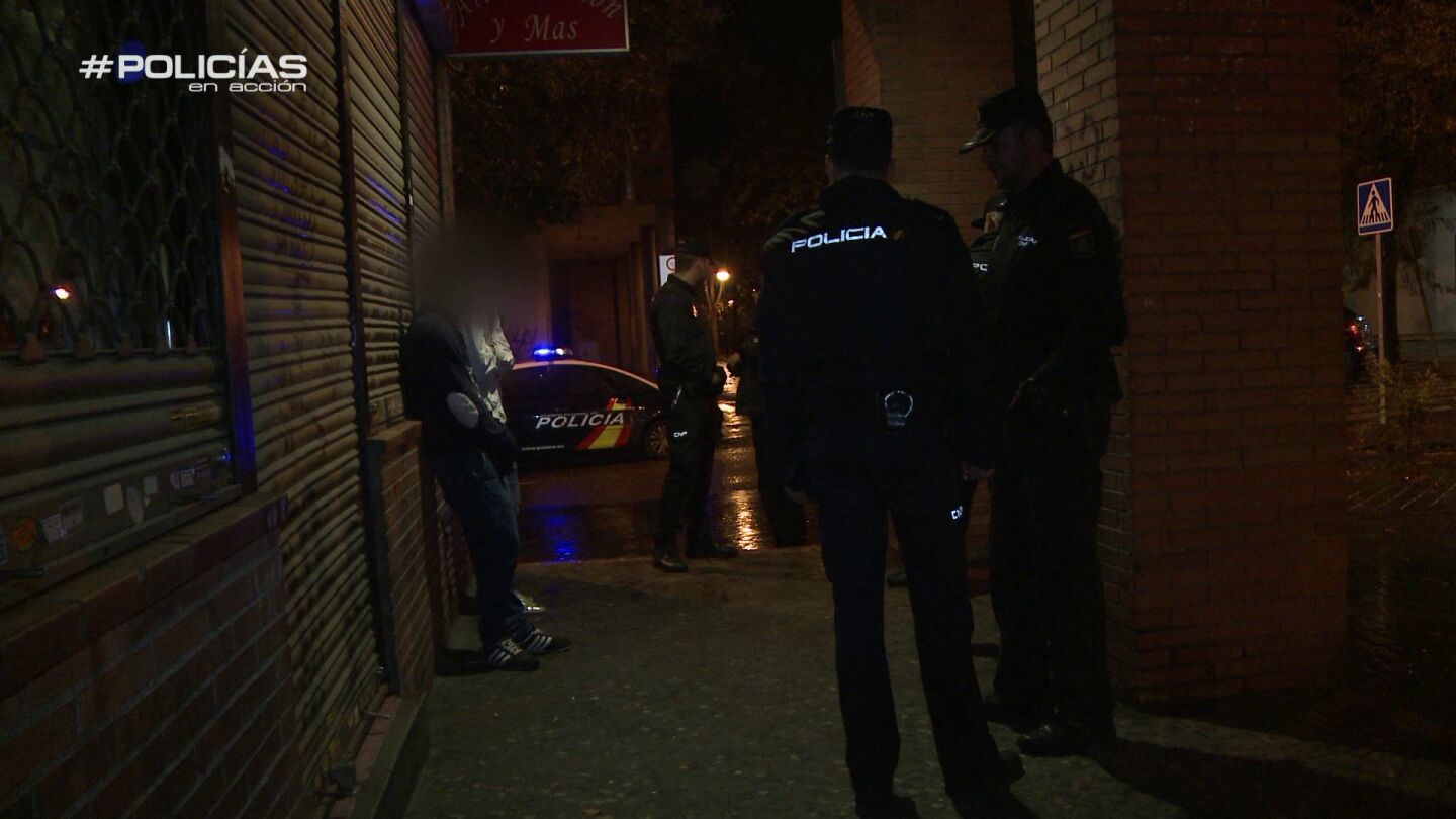 Los 'Polic&iacute;as en acci&oacute;n' son alertados de un intento de robo en un local: "Uno de ellos lleva guantes"