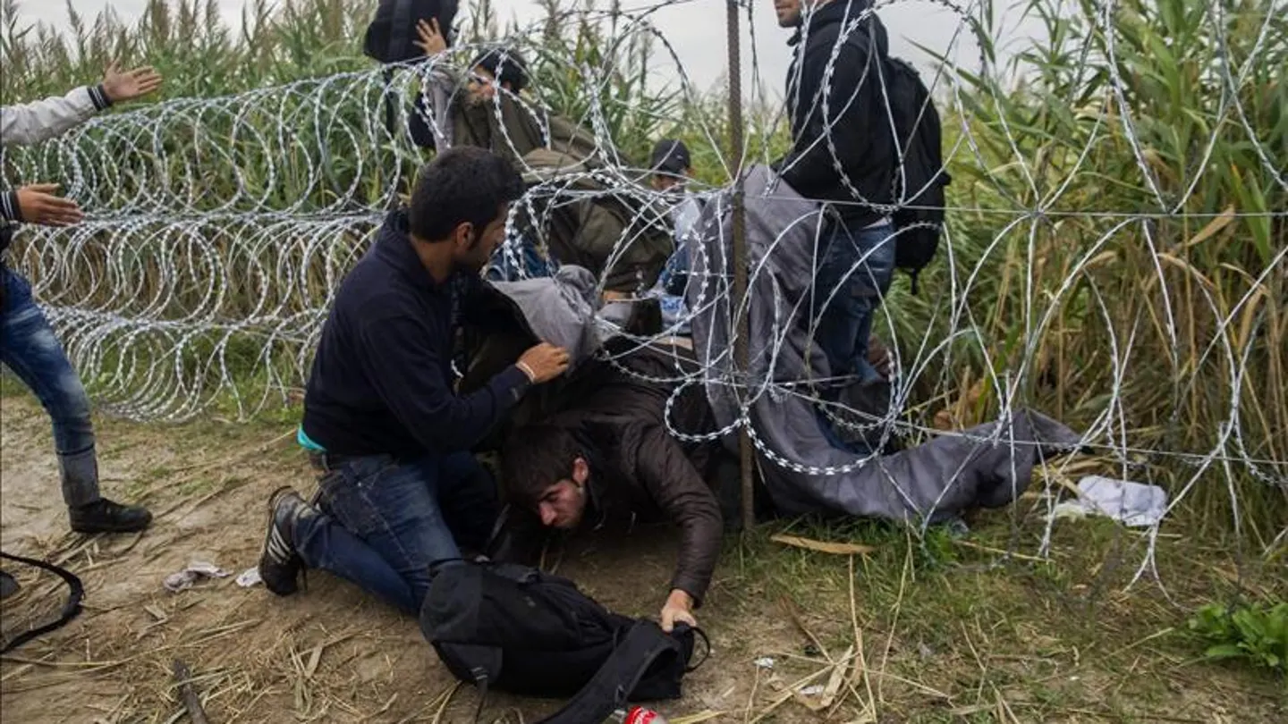 Desesperación a las puertas de Hungría que se ha visto obligada a cerrar sus fronteras Desesperación a las puertas de Hungría que se ha visto obligada a cerrar sus fronteras