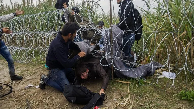 Desesperación a las puertas de Hungría que se ha visto obligada a cerrar sus fronteras Desesperación a las puertas de Hungría que se ha visto obligada a cerrar sus fronteras