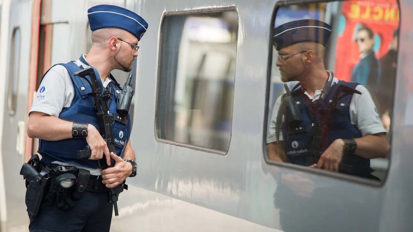 Personal de seguridad inspeccionando un tren Personal de seguridad inspeccionando un tren