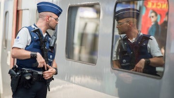 Personal de seguridad inspeccionando un tren