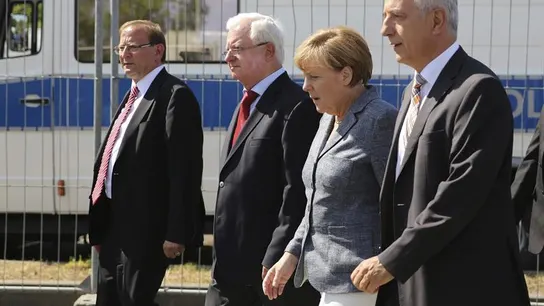 Angela Merkel a su llegada al centro de refugiados de Heidenau. Angela Merkel a su llegada al centro de refugiados de Heidenau.