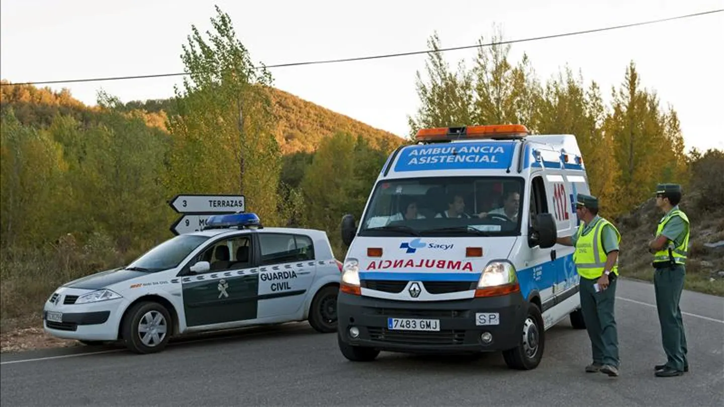 Una ambulancia junto a agentes de la Guardia Civil Una ambulancia junto a agentes de la Guardia Civil