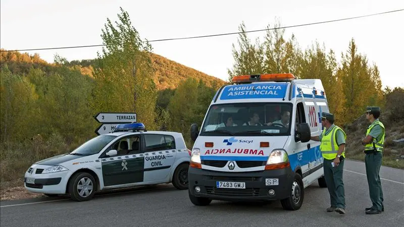 Una ambulancia junto a agentes de la Guardia Civil