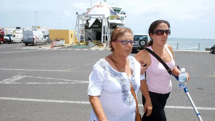 Josefa Hernández con su hija (Archivo)