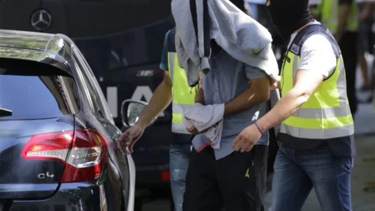Agentes de la Policía Nacional se llevan al detenido Agentes de la Policía Nacional se llevan al detenido