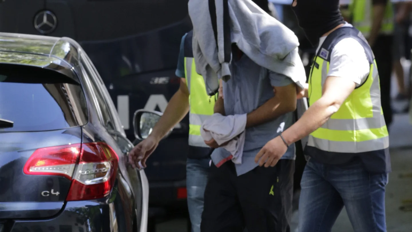 Agentes de la Policía Nacional se llevan al detenido Agentes de la Policía Nacional se llevan al detenido