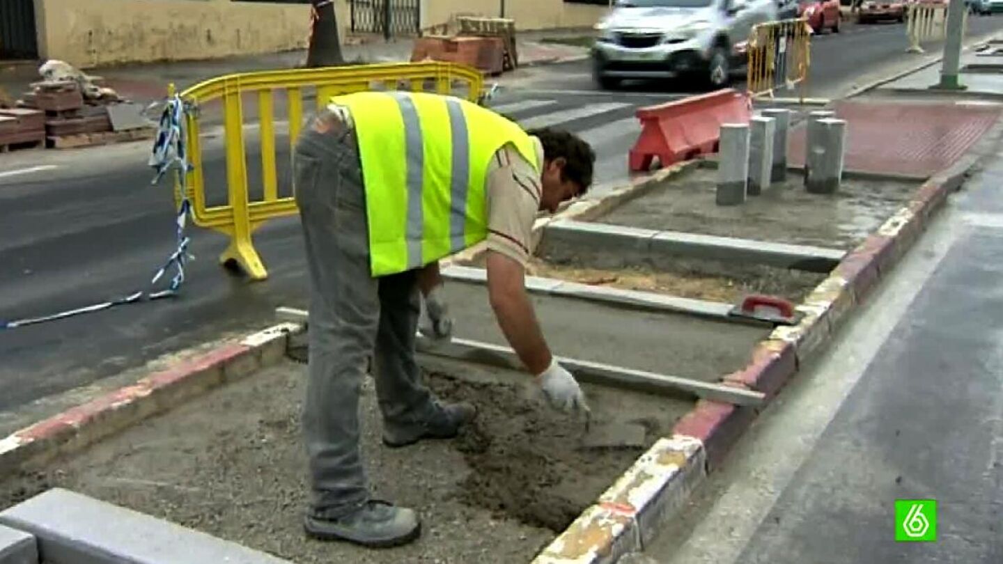Un alba&ntilde;il trabajando