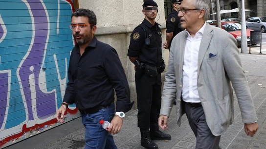 Miembros de CDC llegan a la sede cultural durante el registro Miembros de CDC llegan a la sede cultural durante el registro