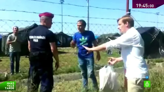 Un hombre lleva comida a los refugiados Un hombre lleva comida a los refugiados