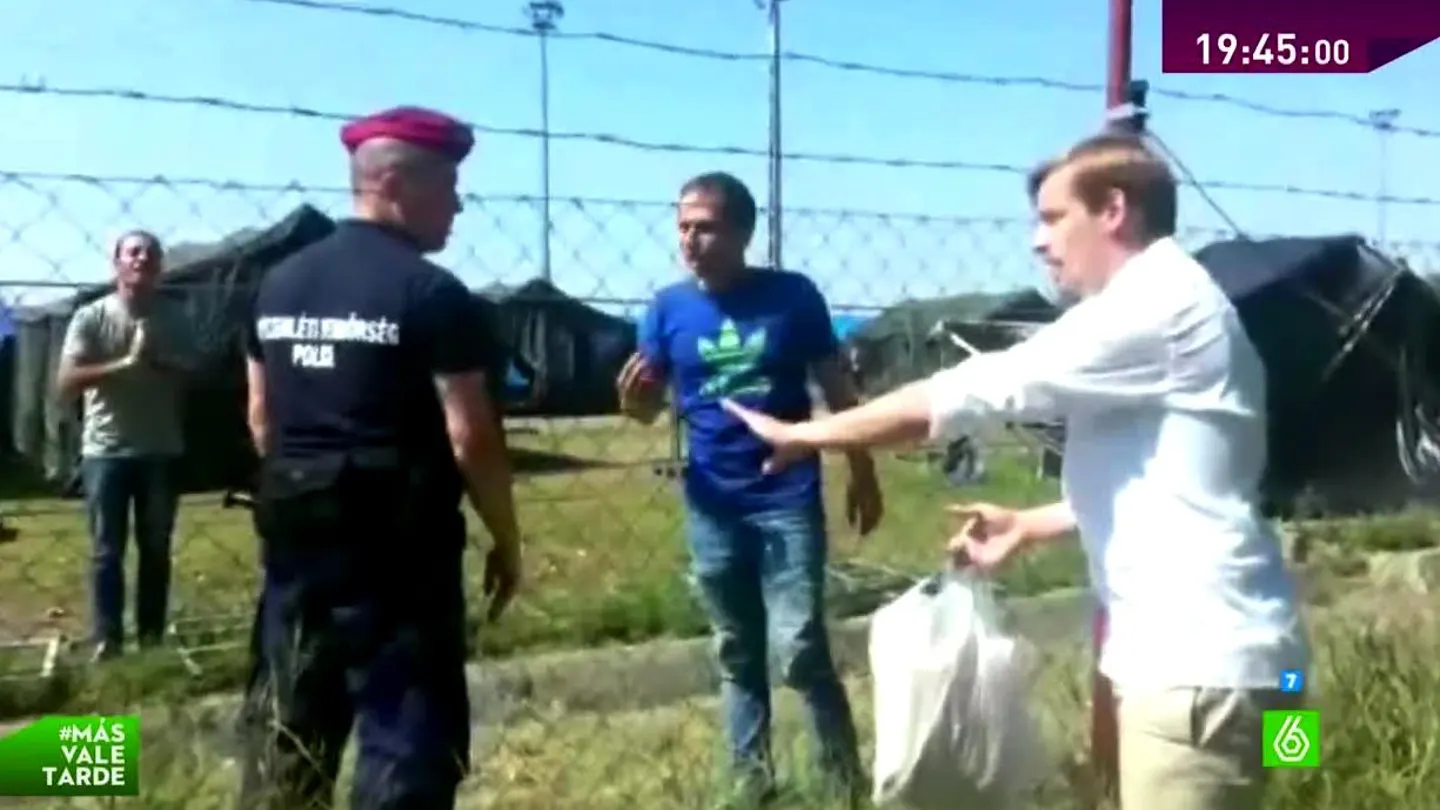 Un hombre lleva comida a los refugiados Un hombre lleva comida a los refugiados