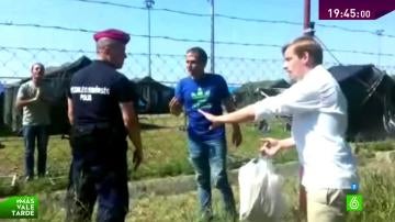 Un hombre lleva comida a los refugiados