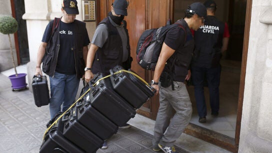 Agentes de la Guardia Civil registran la sede de la fundaci&oacute;n de Converg&egrave;ncia, Catdem