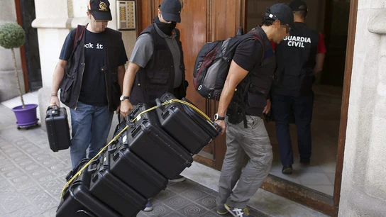 Agentes de la Guardia Civil registran la sede de la fundación de Convergència, Catdem Agentes de la Guardia Civil registran la sede de la fundación de Convergència, Catdem