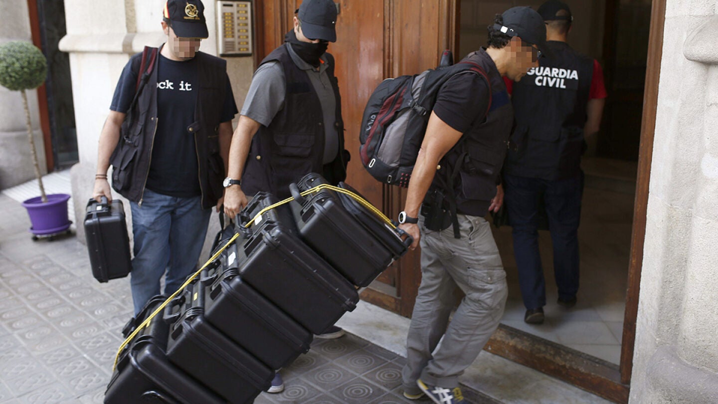 Agentes de la Guardia Civil registran la sede de la fundaci&oacute;n de Converg&egrave;ncia, Catdem