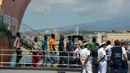 Inmigrantes desembarcan en el puerto de Catania, Sicilia Inmigrantes desembarcan en el puerto de Catania, Sicilia