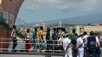 Inmigrantes desembarcan en el puerto de Catania, Sicilia 