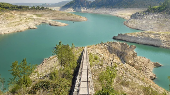 Embalse de Entrepeñas junto al municipio de Sacedón Embalse de Entrepeñas junto al municipio de Sacedón