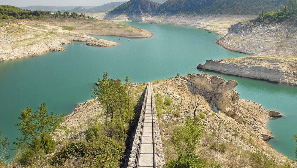 Embalse de Entrepeñas junto al municipio de Sacedón