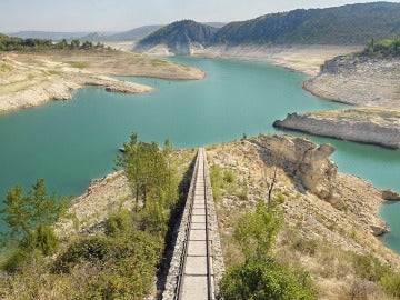 Embalse de Entrepeñas junto al municipio de Sacedón Embalse de Entrepeñas junto al municipio de Sacedón