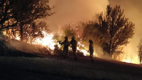Bomberos intentando controlar el incendio declarado en Valderredible Bomberos intentando controlar el incendio declarado en Valderredible