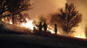Bomberos intentando controlar el incendio declarado en Valderredible