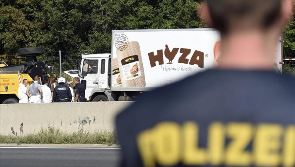 Expertos forenses realizan su trabajo en el camión frigorífico donde viajaba un grupo de inmigrantes que murieron asfixiados