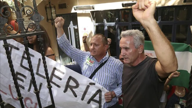 El portavoz nacional del SAT, Diego Cañamero (d), junto a miembros del Sindicato Andaluz de Trabajadores (SAT) 