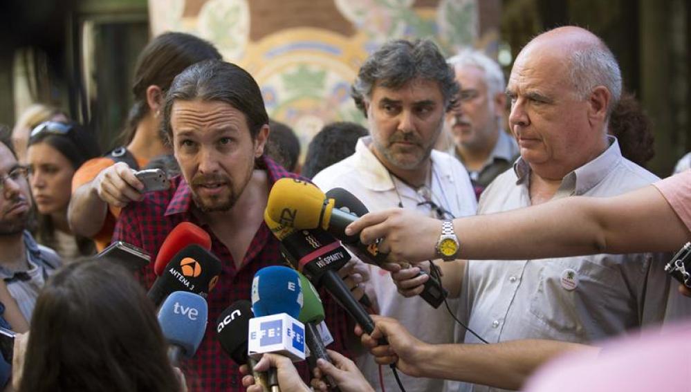 Pablo Iglesias comenta la actualidad política frente al Palau de la Música