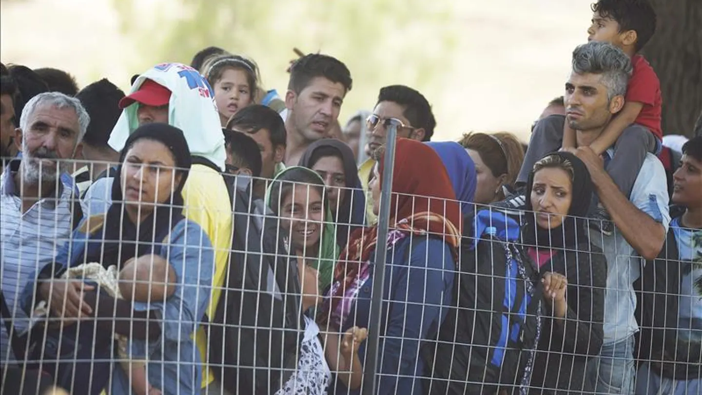 Inmigrantes esperan en el paso fronterizo de Macedonia y Grecia cerca de Gevgelija Inmigrantes esperan en el paso fronterizo de Macedonia y Grecia cerca de Gevgelija