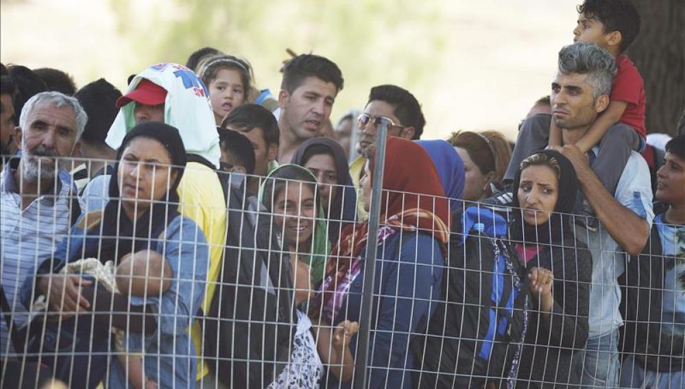 Inmigrantes esperan en el paso fronterizo de Macedonia y Grecia cerca de Gevgelija
