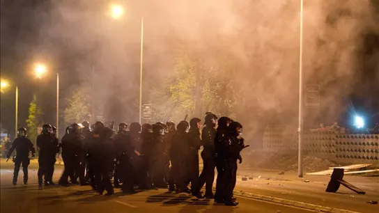 Policía alemana intentando contener a extremistas que atacaron un campo de refugiados en Heidenau Policía alemana intentando contener a extremistas que atacaron un campo de refugiados en Heidenau