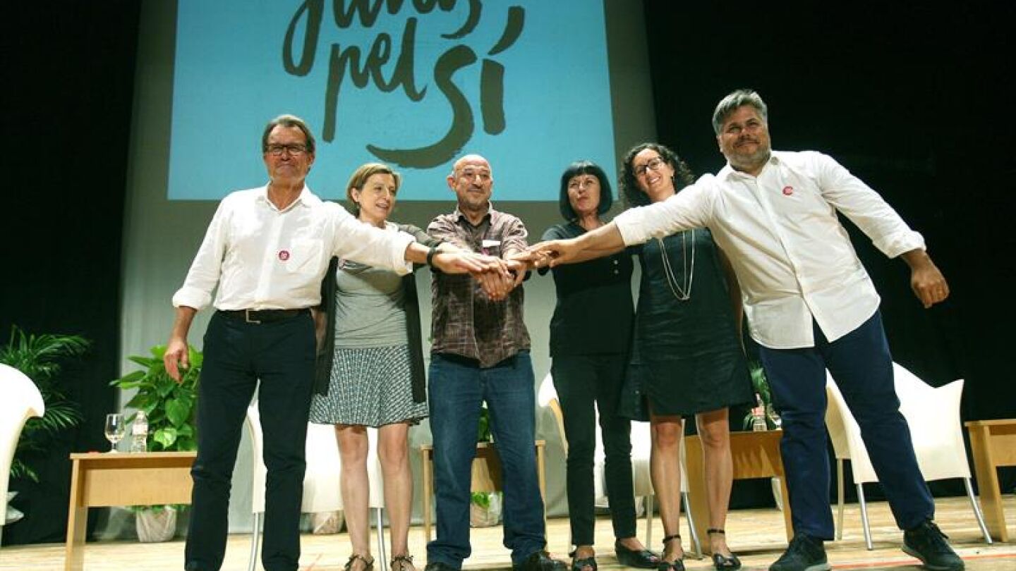 De iz a drch Artur Mas, Carme Forcadell, Germa Bel, Montserrat Palau, Marta Rovira y Albert Batet