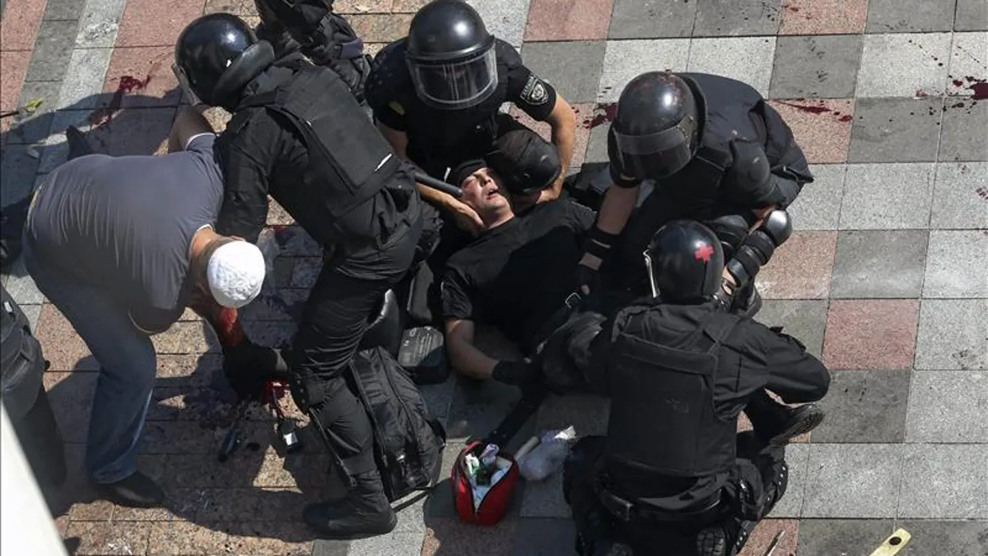 Médicos militares atienden a un policía herido en Ucrania Médicos militares atienden a un policía herido en Ucrania