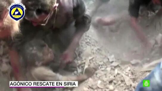 Ag&oacute;nico rescate en Siria tras quedar atrapados bajo los escombros