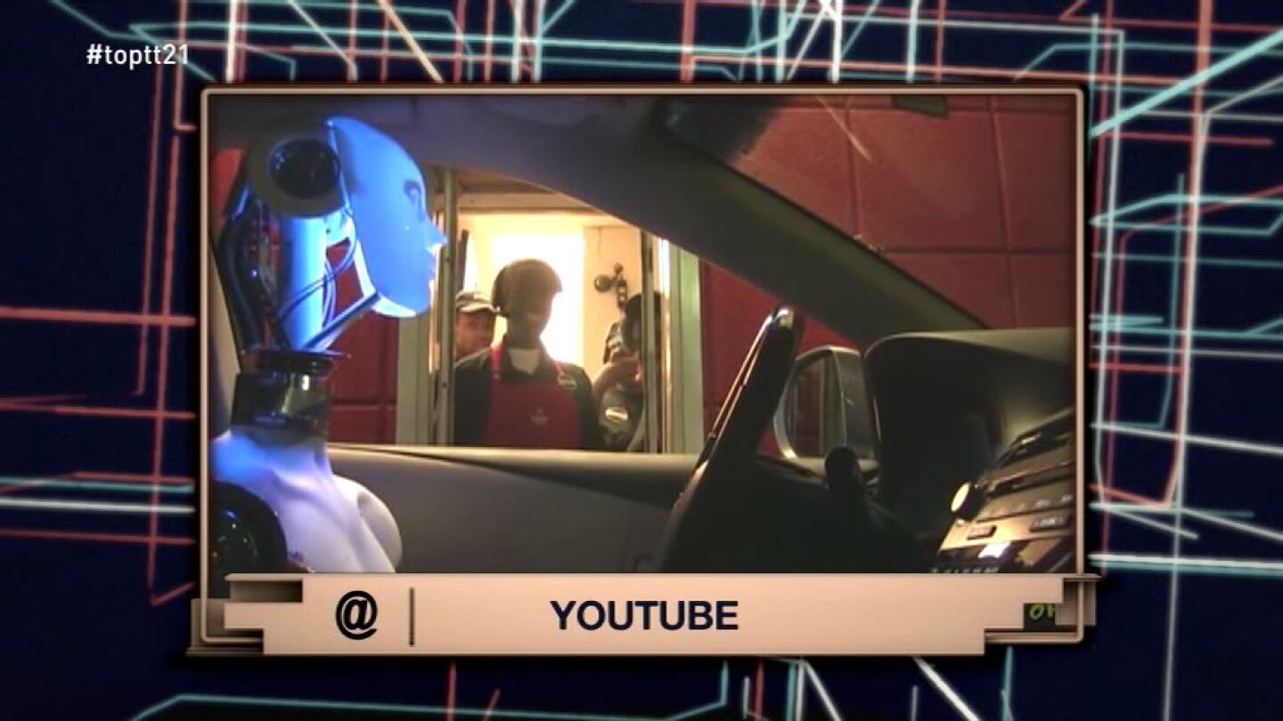 Un robot conductor causa el p&aacute;nico en un burguer para 'El Momentazo'