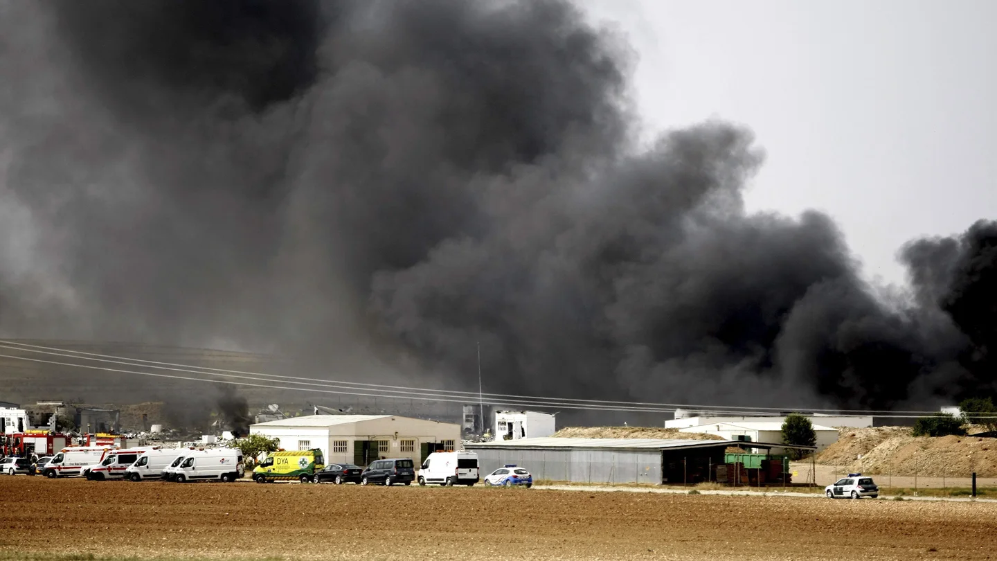 Incendio en una fábrica pirotécnica en Zaragoza Incendio en una fábrica pirotécnica en Zaragoza