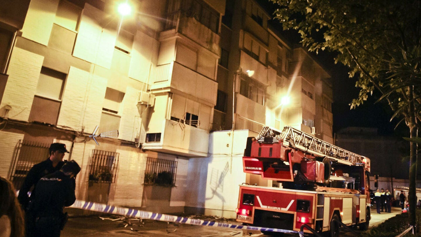 Un cami&oacute;n de bomberos en las labores de extinci&oacute;n del incendio