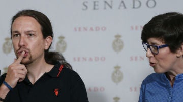 El líder de Podemos, Pablo Iglesias, junto a la senadora Pilar Lima.