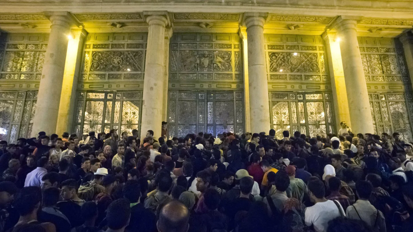 Inmigrantes esperan para subir al tren que les llevará a Alemania Inmigrantes esperan para subir al tren que les llevará a Alemania