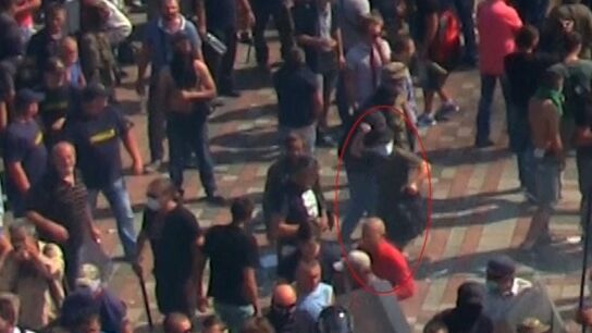 Individuo lanzando una granada en Kiev