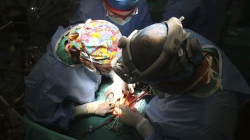 Imagen de un quirófano durante un trasplante de corazón