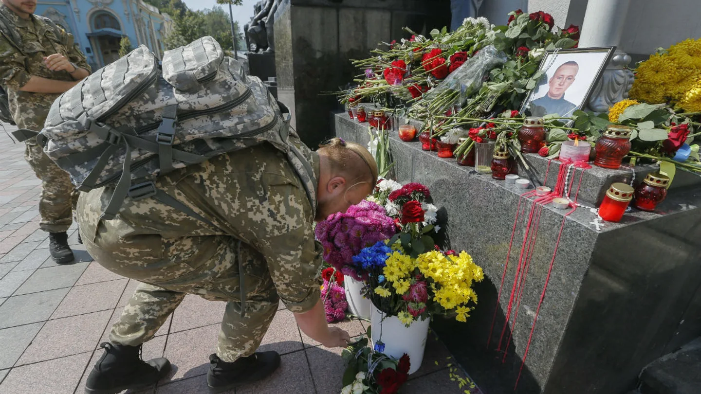 Un soldado deposita flores en memoria del policía fallecido Un soldado deposita flores en memoria del policía fallecido