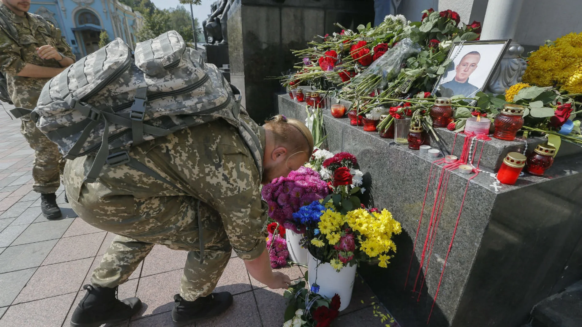 Un soldado deposita flores en memoria del policía fallecido