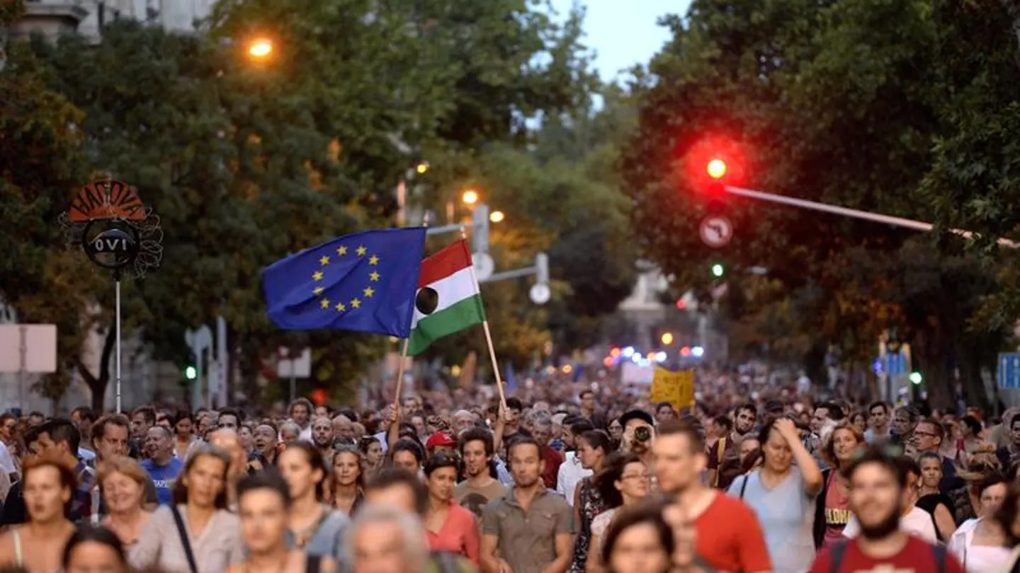 Miles de personas protestan en Budapest contra la política de inmigración de Hungría Miles de personas protestan en Budapest contra la política de inmigración de Hungría