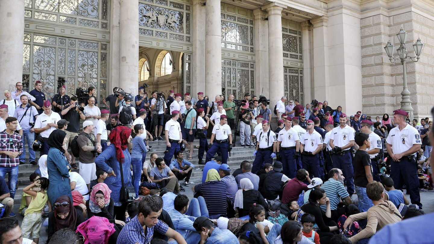 Inmigrantes delante de la estaci&oacute;n de Keleti