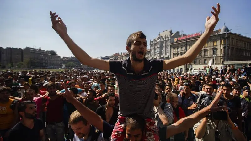 Manifestación junto a la estación oriental de trenes en Budapest.