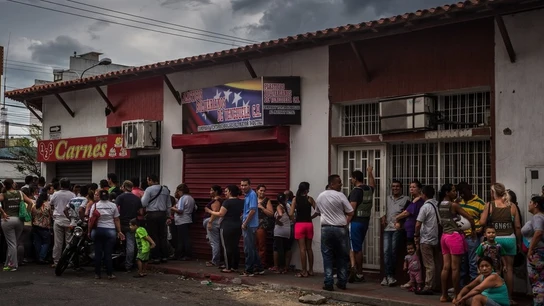 Un grupo de Venezolanos en la entrada de un establecimiento Un grupo de Venezolanos en la entrada de un establecimiento