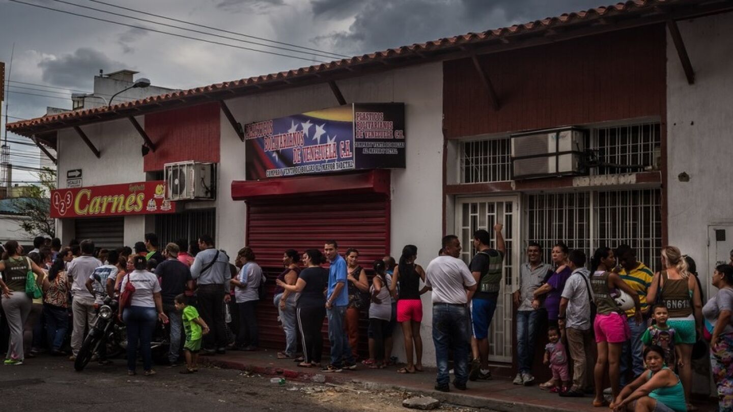 Un grupo de Venezolanos en la entrada de un establecimiento