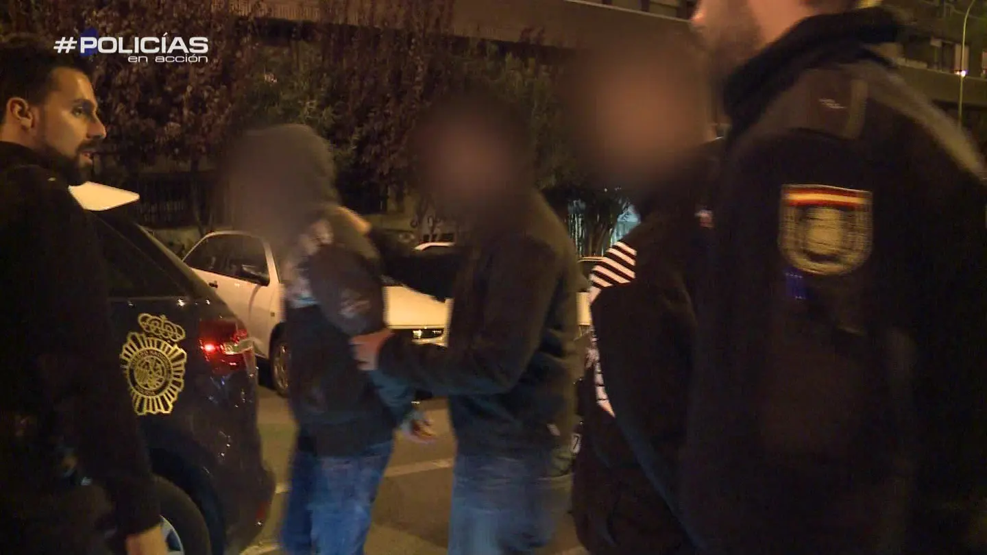 Los 'Policías en acción' detienen a tres sospechosos por intento de robo: "Me creo lo que ha visto mi compañero" Los 'Policías en acción' detienen a tres sospechosos por intento de robo: "Me creo lo que ha visto mi compañero"